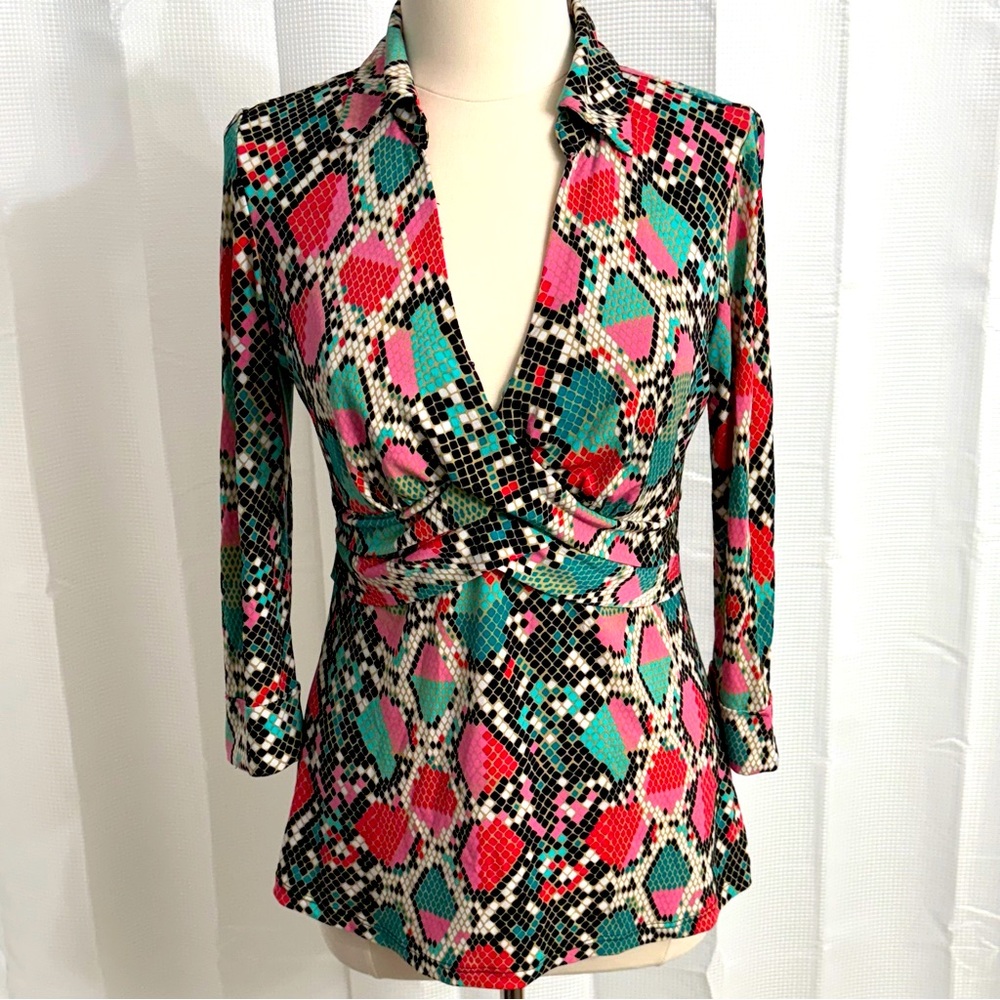 Mesmerize Women's Cuffed Sleeves, Twisted Front Detail, Vintage Geometric Print